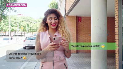 Mosali ea sa tšepahaleng o haufi le ho qhekella moratuoa oa hae e monyenyane ka thata ha monna oa hae a ntse a sebetsa. Latina e nang le matete le esele e kholo. Venus Aphrodite.